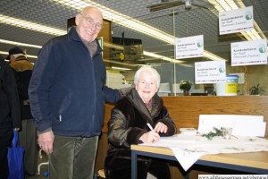 Ursula and Heribert Didden signing the petition for the Yang Family