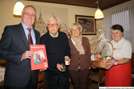 Jürgen Swoboda (left) and Sigried Rieschel (right) with Eberhard and Angelika Böhm after their blood donation