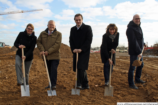 Ground-breaking ceremony for the new garden centre: Ulrike Böhme (Head of Business Development, left), Mayor Hans-Georg Brum, Bernd Gaurieder (Managing Director Mauk Pflanzenwekt, centre), Patricia Veér (Mauk Pflanzenwekt Management) and Udo Scheffler (Architect and Engineering office Udo Scheffler)