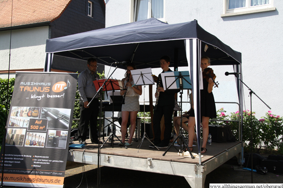 Crotchets playing in the grounds of the Hospitalkirche