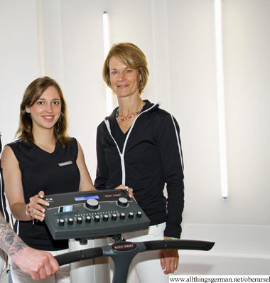 Mara Müllers (m.) and Carolyn Cozzo (r). with one of the EMS machines in the Holzweg studio