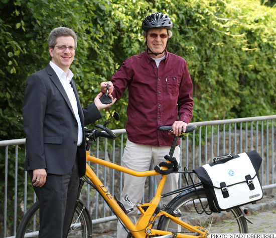 Peter Matthäy (right) handing over his car keys at the start of Stadtradeln 2014 to Alderman Christof Fink