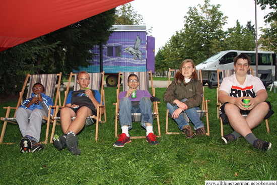 Rajeevan, Benny, Enrico, Katharina Rexroth and Pascal shelter from the rain