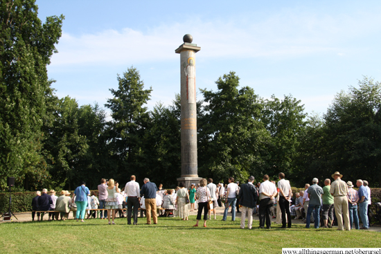 Crowds in front of the Ehrenmal at the ceremony