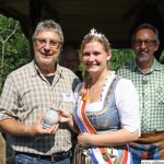 Carolyn II. presenting her Bembel to Klaus Witzel