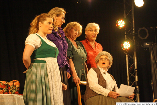 Mathilde (Anna Altheim, front) receives a letter from Canada.  (Back row: Kerstin Grunwald, Uta Patzina, Barbara Semeras, Gabriele Schweickhardt)