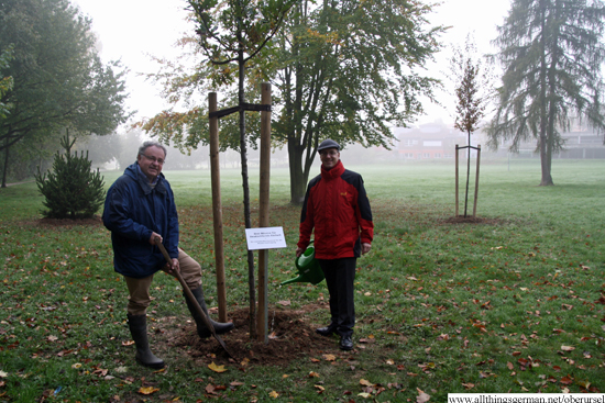 Dr. Christoph Müllerleile and Christof Fink planting the trees in the Rushmoor Park.