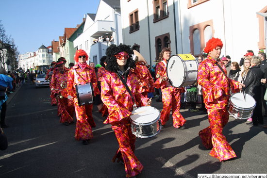 The marching band of the TG 1875 Bad Soden e.V. passes through the Henchenstraße during the carnival procession on Sunday, 15th February, 2015
