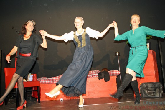 Alia Kidess, Elvira Börner (prompter) and Petra Sommer celebrating the success of their play, with Tarzan in the background