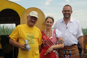 Fountain Queen Christina II. presenting Richard Bickert with a bembel