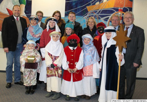 Sternsinger - Carol Singers - at Oberursel's town hall with Thorsten Schorr (left), Christof Fink (left, back row), Dr. Christoph Müllerleile (back row, right), and Hans-Georg Brum (right).