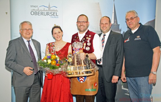 Christina II. with Mayor Hans-Georg Brum (left), Brunnenmeister Jürgen (centre), Town Treasurer Thorsten Schorr (2nd from right) and Joint Charities Chairman Rolf Steinhagen (right)