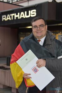 Outside Oberursel's town hall with the Citizenship Certificate (Photo: Beppo Bachfischer)