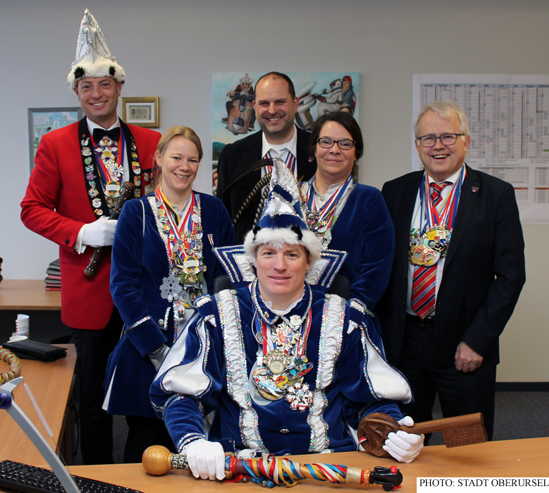 Prince Rüdige I. settling into the Mayor's office with his pages Daniela Dobbertin (left), Sandy Mohr and Lord Stewart Benjamin I., with Mayor Hans-Georg Brum, and Treasurer Thorsten Schorr in the background.