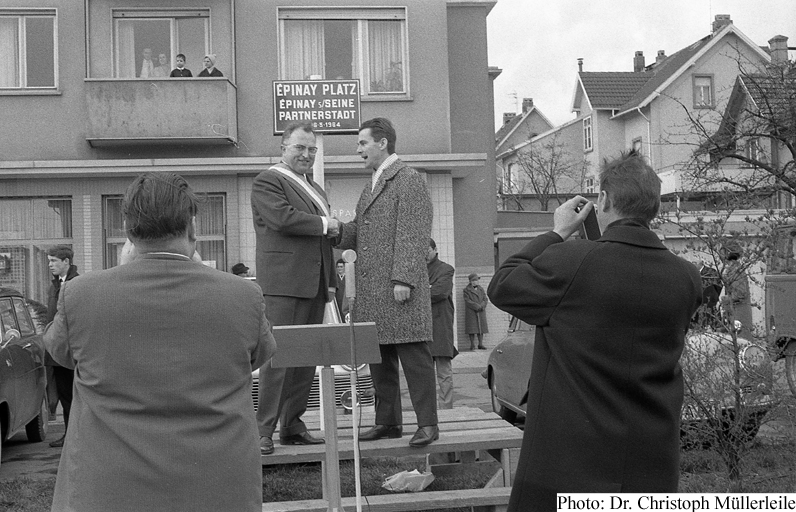 André Lesenne and Karl Heinz Pfaff unveiling the Epinay-Platz sign on 26th March, 1967. (Photo: Dr. Christoph Müllerleile)