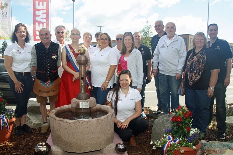 Ann-Kathrin I. and Rainer inaugurating the Äppelparkbrunnen in Oberstedten on Saturday, 10th June, 2017