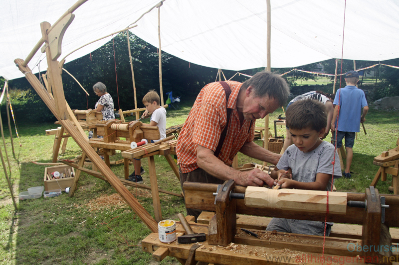 6½ year old Adrian came with his Grandmother to the workshop. Here, Klaus Bethold explains the lathe to him.