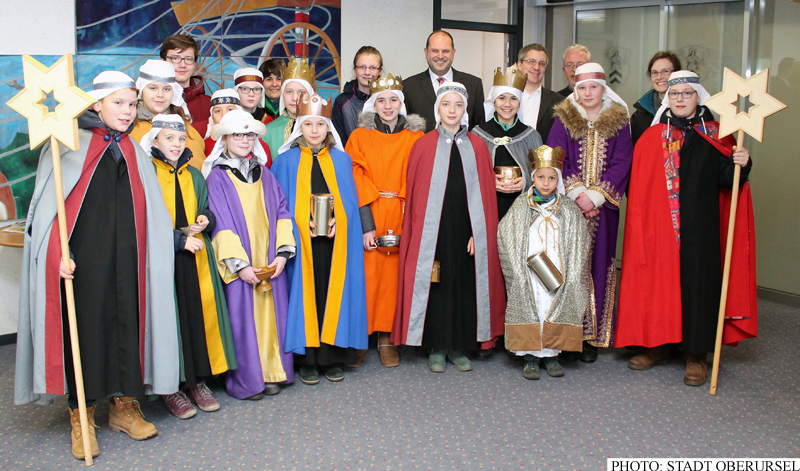 Sternsingers from St.Ursula in Oberursel visiting the Rathaus, where they were greeted by Treasurer Thorsten Schorr (centre, rear), and to his left Alderman Christof Fink and Town Council Chairman Gerd Krämer.