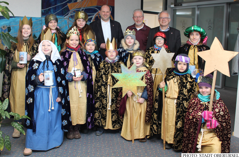 Carollers from the St. Petrus Canisius in Oberstedten with Mayor Hans-Georg Brum, Town Council Chairman Gerd Krämer and the Town Treasurer Thorsten Schorr, on Friday, 4th January, 2019 in the town hall.