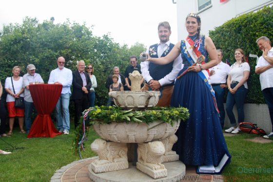 Pia I. and Mathias officially inaugurated the fountain by pouring apple wine into it