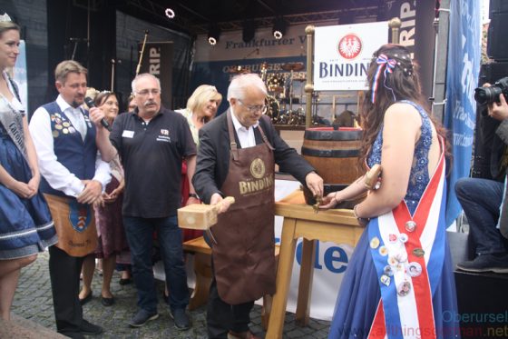 Mayor Hans-Georg Brum inserting the tap into the beer barrel