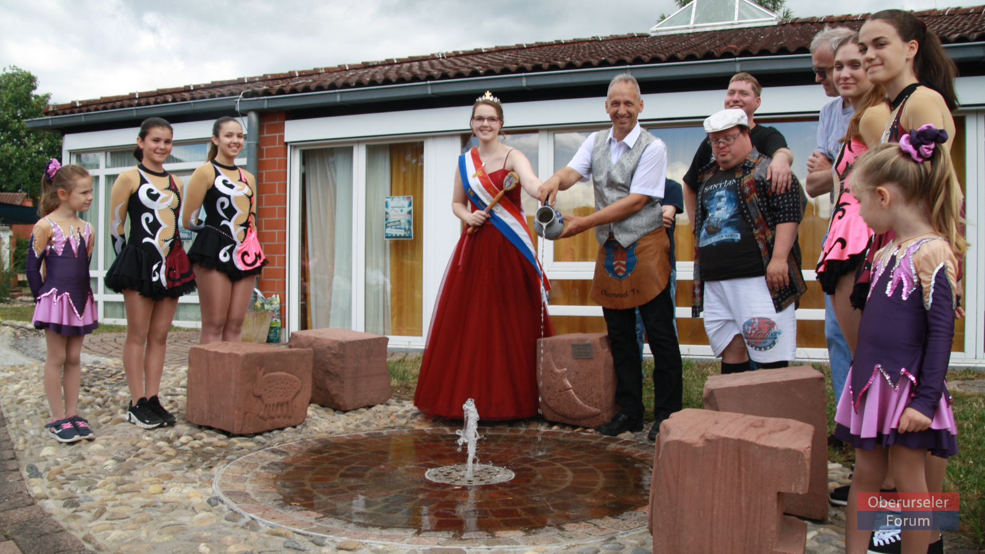 Brunnenkönigin Verena I. and Brunnenmeister Andreas inaugurate the Alfred-Delp-Fountain in Oberursel on Saturday, 11th June, 2022.