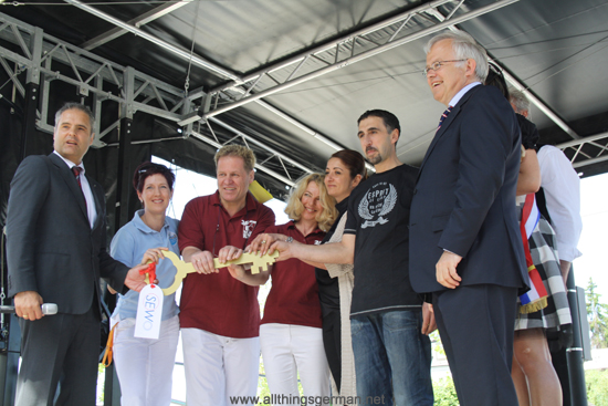 Handing over the key to the new tennants at the Bahnhofsfest