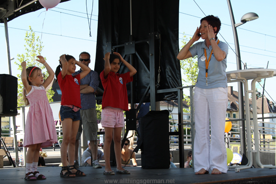 Gabi Krappe singing and dancing with the children from Helen Doron Early English during the Bahnhofsfest