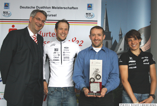 Patrick Lange and Jenny Schulz with Dr. Sven Matthiesen and Meik Kottwitz (Photo: Stadt Oberursel)