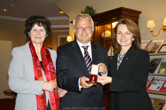 Ilse Schwarz-Schiller, Hans-Georg Brum and Jolanta Róża Kozłowska at the presentation ceremony