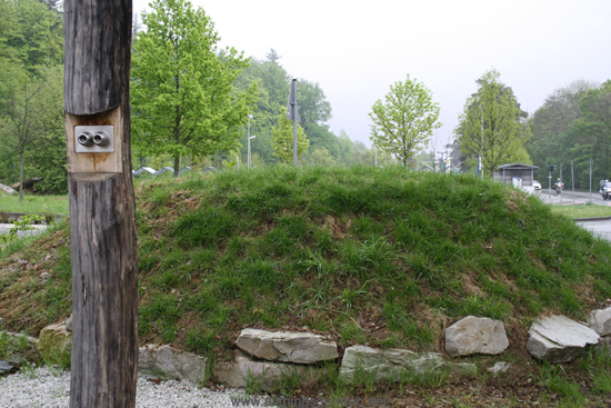 A telescope into the past at the burial mound opposite the U-Bahn Station Hohemark in Oberursel