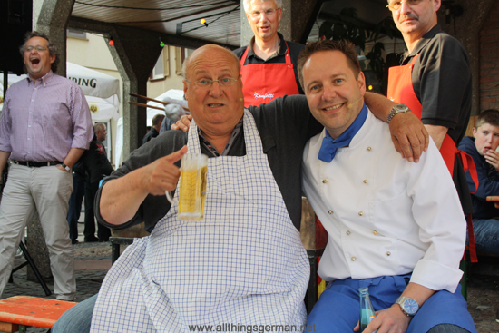 Schuessel (Peter Schüssler) and Fritten-Toni (Sascha Kammerer) commentating at the Brunnenfest (Fountain Festival)