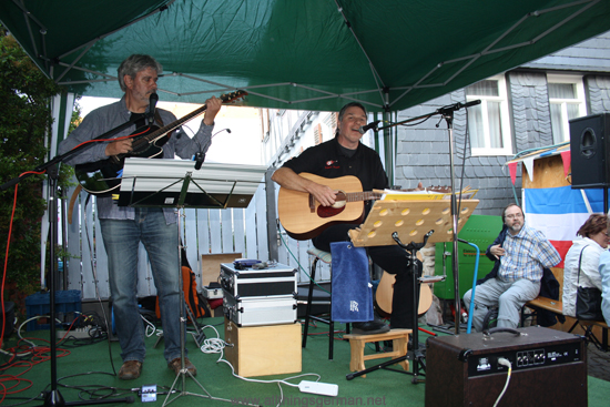 English musician Robert Brusell performing with Frederik Aarnoutse in the Weidengasse.