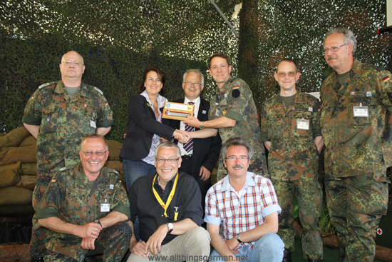 Oberstleutnant (Lieutenant Colonel) Uhlig presenting the Town Key to Andrea Einig-Homann during the Hessentag in Wetzlar